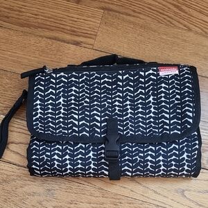 [10]Portable Baby Changing Station